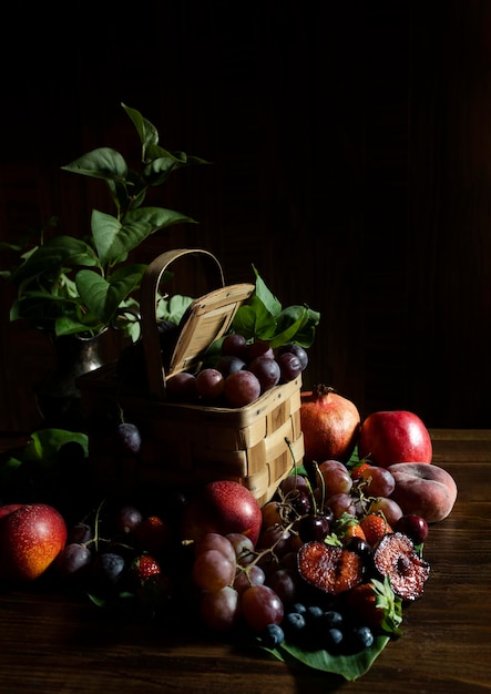 Stilleven van zomerfruit. Donker stemmingsstilleven