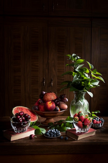 Stilleven van zomerfruit. Donker stemmingsstilleven