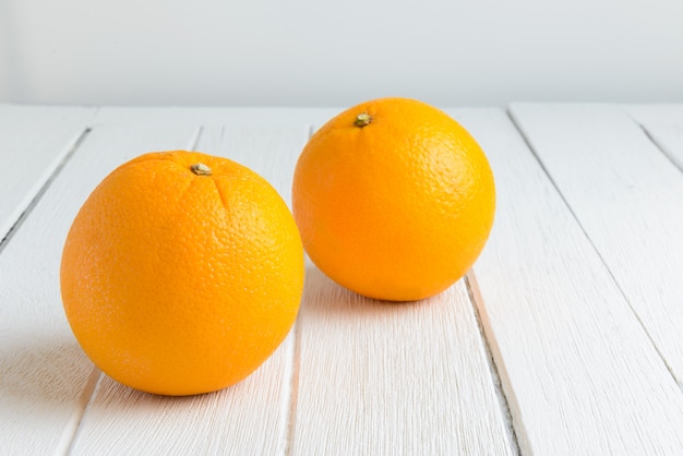 Stilleven Vers Oranje Fruit op Uitstekende Witte Houten Lijst