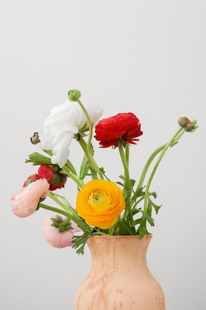 Foto stillevenassortiment van binnenlandse bloemen in vaas