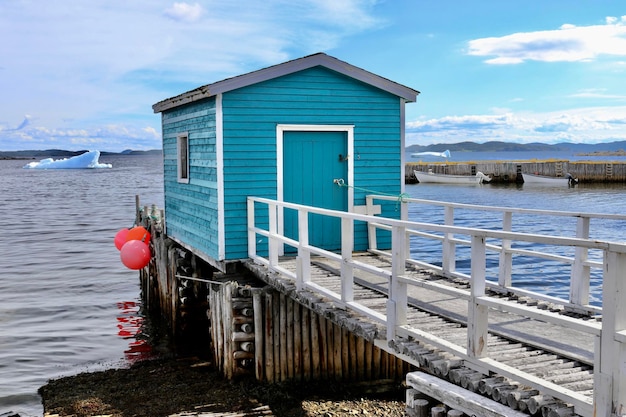 Foto casa su pali sul mare contro il cielo