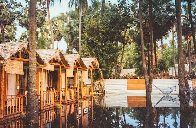 Photo stilt houses and trees in clam lake