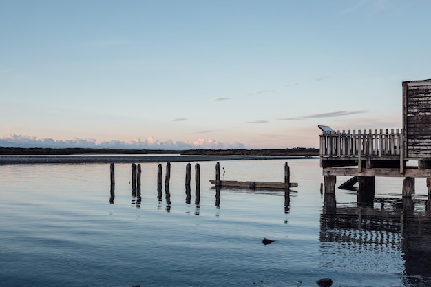 Stilt huis over het meer tegen de hemel tijdens de zonsondergang