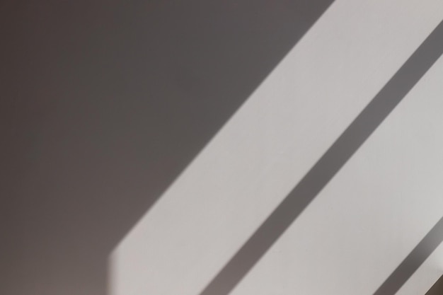 Фото Стимулируйте сцену белой пустой комнаты с солнечным светом, отбрасывающим тень на ламинатную деревянную стену