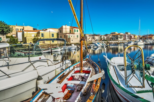 Stintino oude haven op een heldere lentedag italië