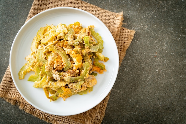 Zucca amara saltata in padella con uovo sul piatto