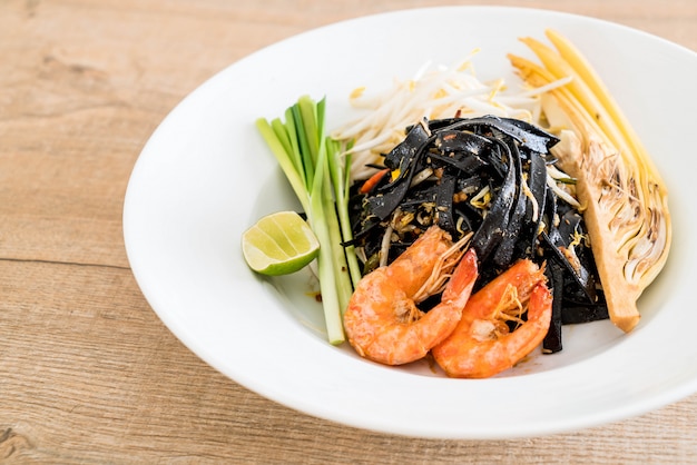 stir-fried black spaghetti with shrimp