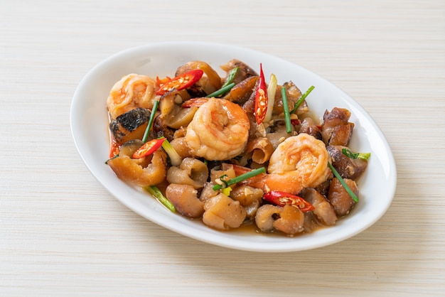 Photo stir-fried braised sea cucumber with shrimps