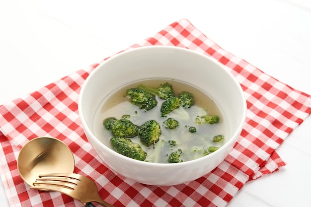 Broccoli saltati in padella o cibo indonesiano ca brokoli servito in una ciotola