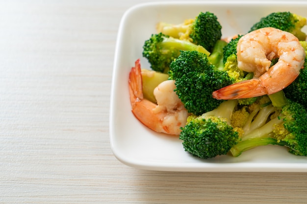 stir-fried broccoli with shrimps - homemade food style