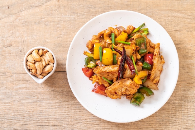 Pollo in padella con anacardi