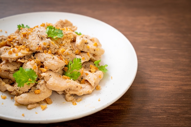 stir-fried chicken with garlic and pepper