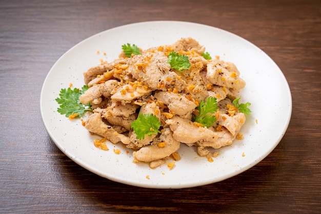 stir-fried chicken with garlic and pepper