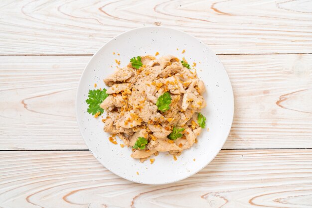 stir-fried chicken with garlic and pepper