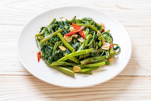 Photo stir-fried chinese morning glory or water spinach