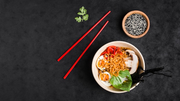 中華麺、野菜と卵の黒織り目加工の背景