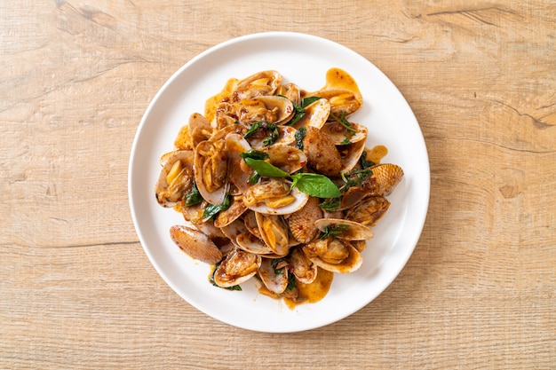 Mescolare le vongole fritte con pasta di peperoncino arrostita, stile asiatico