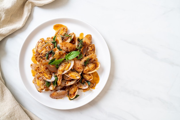 Жареные моллюски с пастой из жареного чили - азиатская кухня