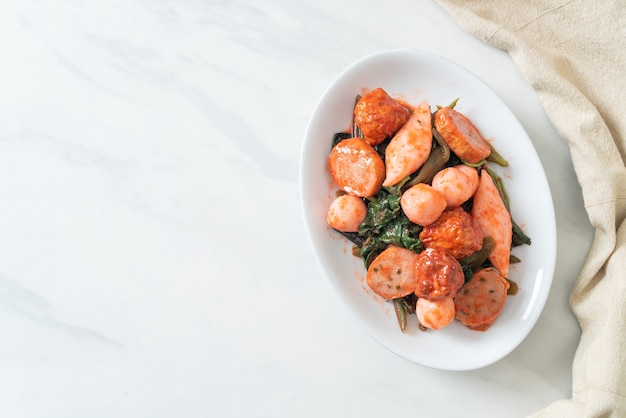 Foto polpette di pesce saltate in padella con salsa yentafo - cucina asiatica