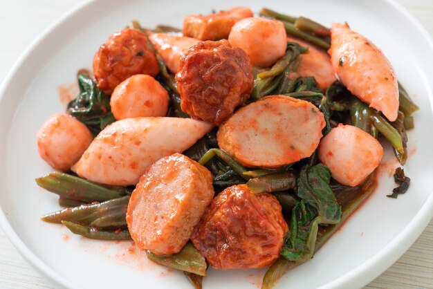 Polpette di pesce saltate in padella con salsa yentafo - cucina asiatica