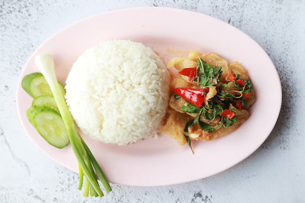 揚げ魚とバジルの炒め物、タイのストリートフードのご飯のお気に入りメニュー、タイの伝統的なスパイシーな料理