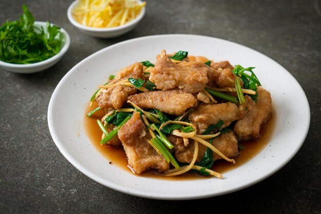 Pesce fritto in padella con sedano cinese - stile asiatico