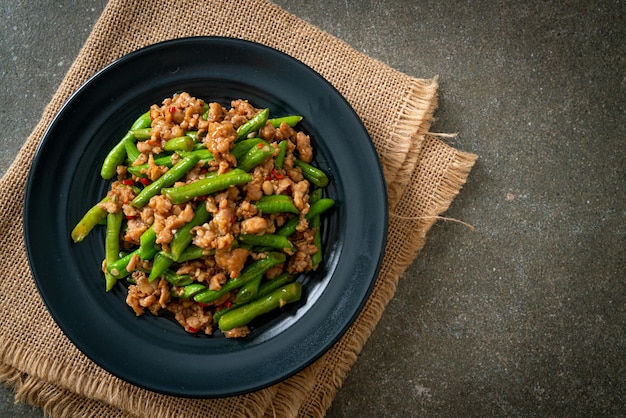 Fagiolini saltati in padella o fagiolini con carne di maiale macinata - stile asiatico