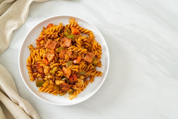 Fusilli saltati in padella con prosciutto e salsa di pomodoro