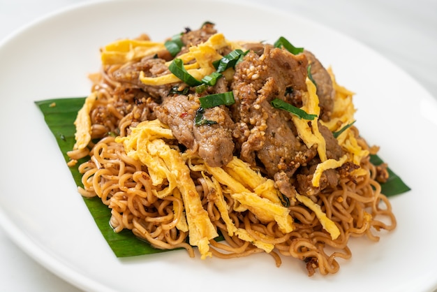 Spaghetti istantanei saltati in padella con carne di maiale e uova