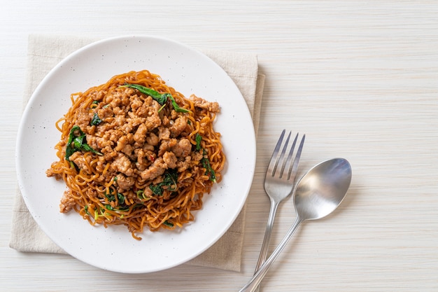 タイバジルと豚ひき肉のインスタントラーメン炒め