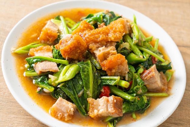 파삭 파삭 한 돼지 고기와 함께 볶은 케일 야채 - 아시아 음식 스타일