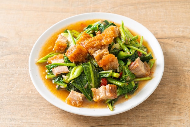 Verdure di cavolo saltato in padella con maiale croccante - stile asiatico