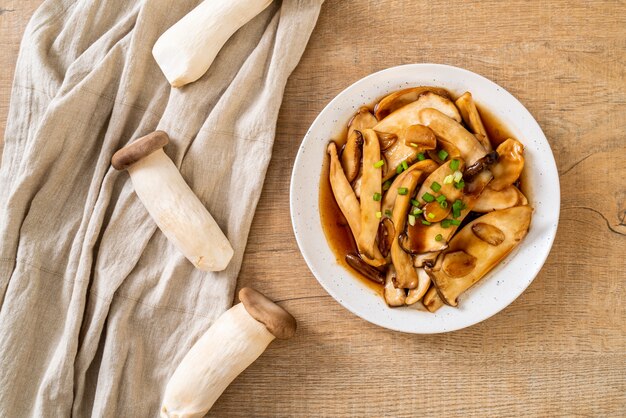 stir-fried king oyster mushroom in oyster sauce