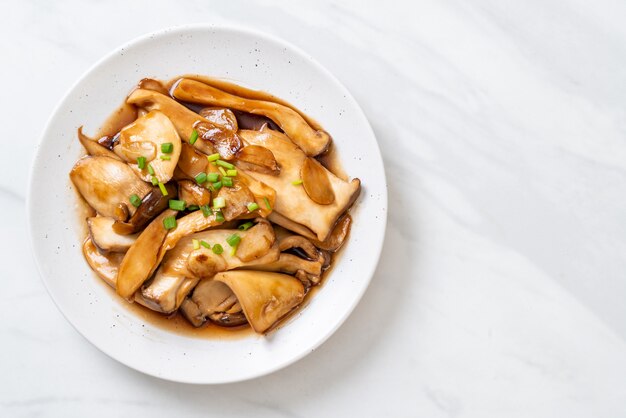 stir-fried king oyster mushroom in oyster sauce