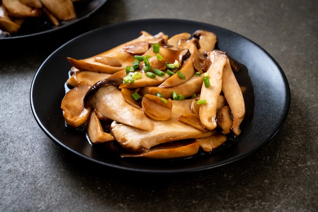 stir-fried king oyster mushroom in oyster sauce