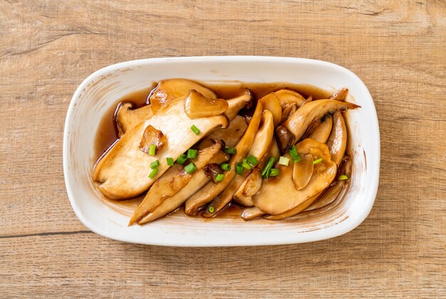 stir-fried king oyster mushroom in oyster sauce