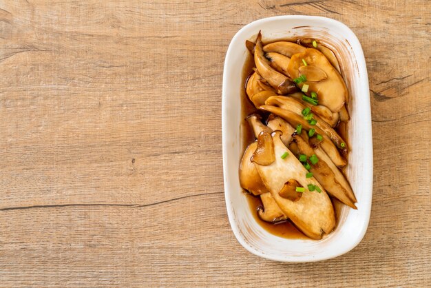 stir-fried king oyster mushroom in oyster sauce