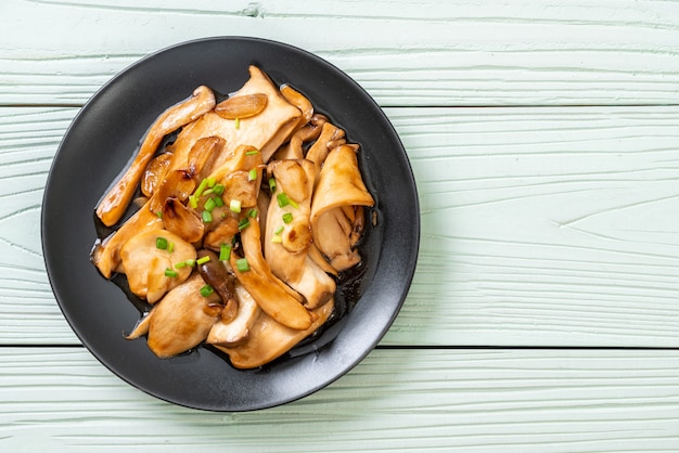 stir-fried king oyster mushroom in oyster sauce