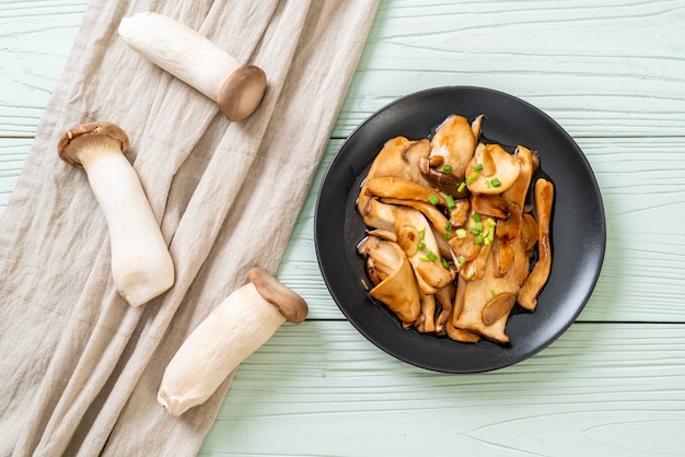 Photo stir-fried king oyster mushroom in oyster sauce