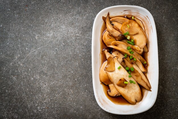 stir-fried king oyster mushroom in oyster sauce