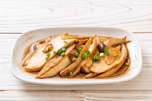 stir-fried king oyster mushroom in oyster sauce