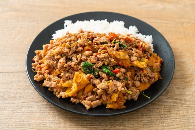 豚ひき肉の炒め物にバジルと卵をのせたご飯-アジア料理スタイル