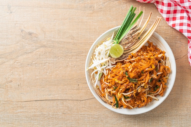 Noodle saltati in padella con tofu e germogli o pad thai - cucina asiatica