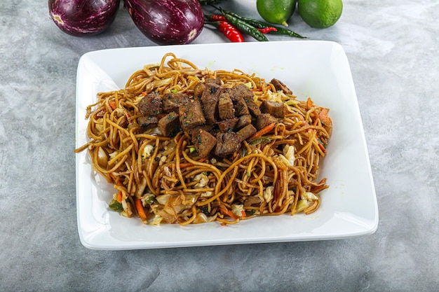 Premium Photo | Stir fried noodles with beef