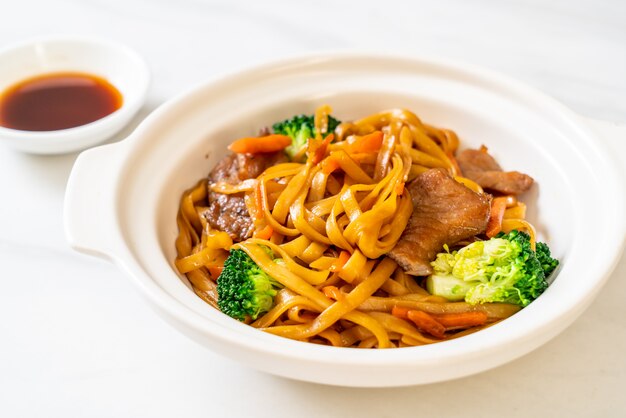 stir-fried noodles with pork and vegetable