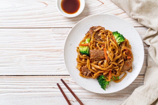 stir-fried noodles with pork and vegetable