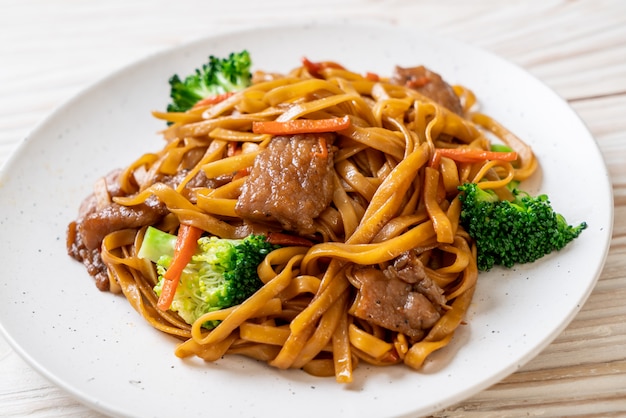 stir-fried noodles with pork and vegetable