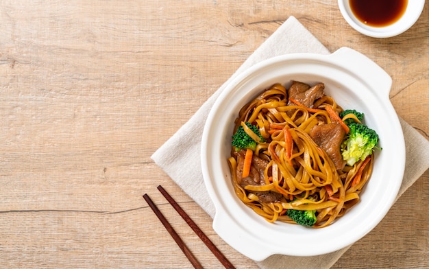 stir-fried noodles with pork and vegetable