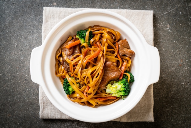 stir-fried noodles with pork and vegetable