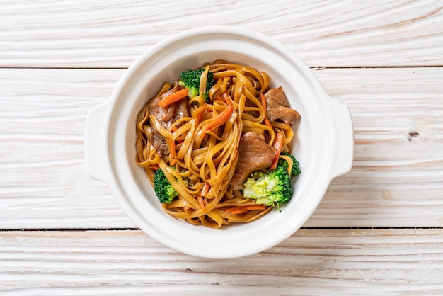 stir-fried noodles with pork and vegetable